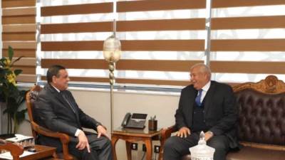 وزير التنمية المحلية يتابع مع محافظ الوادي الجديد المشروعات الخدمية والتنموية