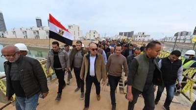 وزير الإسكان يتجول بالمنطقة الشاطئية بالعلمين الجديدة ويوجه الالتزام بأعلى معايير الجودة في أعمال التشطيبات
