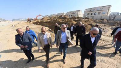 وزير الإسكان يتفقد مشروعات تطوير ورفع كفاءة محاور الطرق بالقاهرة الجديدة