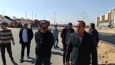 إستئناف أعمال رصف القطاع الأخير بمحور طرق «خالد مغربى» بالشروق