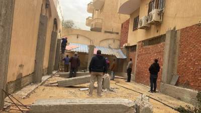 حملات مكثفة وتنفيذ قرارات غلق وتشميع لأنشطة مخالفة بالعاشر والعبور والشروق