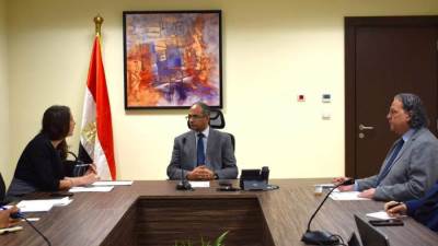 نائب وزير الإسكان يبحث مع ممثلي البنك الدولي والوكالة الفرنسية تنفيذ مشروعات مياه الشرب والصرف الصحي