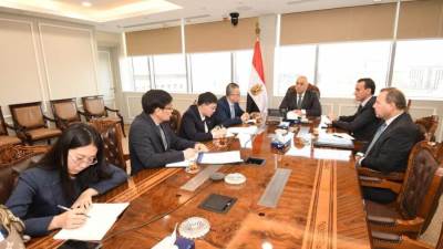 وزير الإسكان والقائم بأعمال السفير الصيني بالقاهرة يبحثان موقف المشروعات المشتركة مع شركات المقاولات الصينية