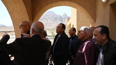 رئيس الوزراء يتفقد المنطقة السكنية بالزيتونة بمدينة سانت كاترين  