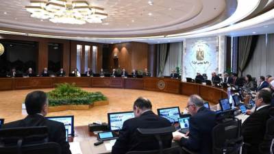 الحكومة توافق على خروج المعدات والآلات مؤقتا من المنطقة الحرة إلى داخل البلاد 