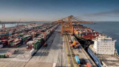 البنوك  تنهي تمويل طلبات استيراد السلع الأساسية المعلقة بالموانئ