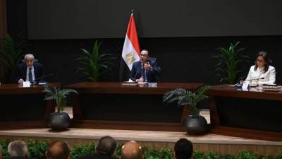 مدبولي: إنهاء إجراءات الإفراج عن كامل البضائع المتراكمة فى الموانئ