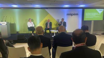 خالد عباس خلال معرض «MIPIM» بفرنسا:نحرص على تعزيز التعاون بين مصر والعراق وعمان في مجال التنمية العمرانية