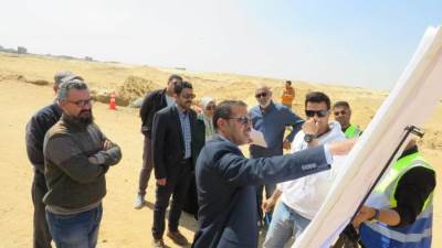 تكثيف أعمال الطرق والمرافق بالمناطق المضافة لمدينتي الشروق والعبور الجديدة لسرعة توفيق أوضاعها