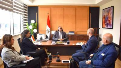 نائب وزير الإسكان يبحث مع ممثلي البنك الأوروبي موقف مشروعات مياه الشرب  الجاري تنفيذها