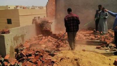 حملات لإزالة مخالفات بناء وإشغالات بعدة مناطق بمدينة بدر