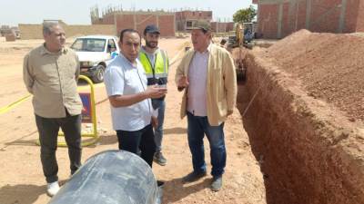 رئيس جهاز الشروق يُتابع تنفيذ خط المياه بمنطقة الرابيه ويوجه بدفع الأعمال بالمشروع 
