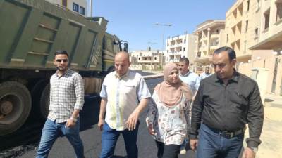 رئيس جهاز الشروق يتابع أعمال رصف الطرق الداخلية الجارية بالخامسة عمارات بالمدينه