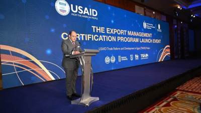 وزير الصناعة: تقديم كافة أشكال الدعم لتعزيز نفاذ الصادرات إلى الأسواق الخارجية