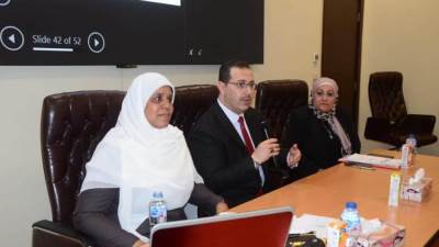 «عباس» يوجه أجهزة المدن الجديدة بتذليل أي عقبات تواجه تفعيل قانون التصالح فى مخالفات البناء 