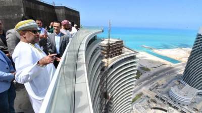 خلال جولته بالعلمين الجديدة .. وزير الإسكان العمانى يؤكد رغبة بلاده في الاستفادة من تجربة مصر العمرانية