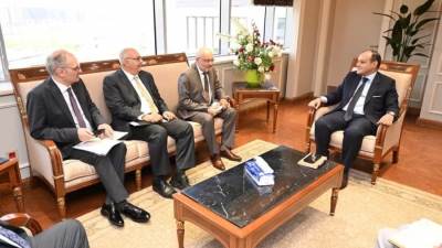 وزير الصناعة لممثلي «المنصور للسيارات»: السوق المصري يمتلك كافة المقومات الاستثمارية لتوطين صناعة السيارات