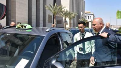 بدء التشغيل التجريبي للمرحلة  الأولى من السيارات الكهربائية بالعاصمة الإدارية 