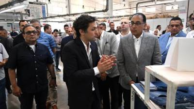رئيس الوزراء يتفقد مصنع شركة «إيميسا دينيم» لصناعة الملابس الجاهزة