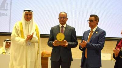 نائب وزير الإسكان يتسلم جائزة عبداللطيف الحمد التنموية عن مشروع إنشاء منظومة مياه مصرف بحر البقر 