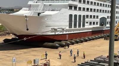 «المقاولون العرب» تنجح في إنزال أكبر الفنادق العائمة ببحيرة ناصر 