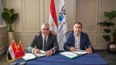 باستثمارات 40 مليون دولار .. توقيع عقد حق انتفاع لمصنع إروغلو إيجيبت للملابس الجاهزة 