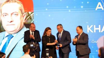 رئيس مجلس شركة العاصمة الإدارية يحصد جائزة الإنجاز المؤسسي بقمة مصر للأفضل 2024