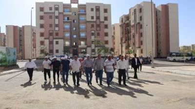 نائب رئيس هيئة المجتمعات العمرانية يتابع سير العمل وموقف الخدمات بمدينتي قنا الجديدة وغرب قنا