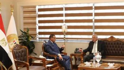 وزير التنمية المحلية يتابع مع محافظ الجيزة موقف تنفيذ مشروعات الخطة الاستثمارية و«حياة كريمة»