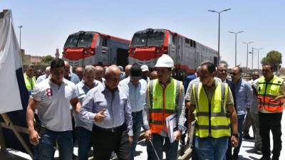 وزير النقل خلال تفقده محطة أسوان للسكك الحديدية: المناصب بالكفاءة وليست بالأقدمية