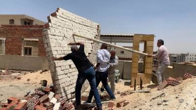 تنفيذ إزالات فورية لمخالفات بناء وغلق أنشطة مخالفة في حملات مكبرة بمدينة العبور