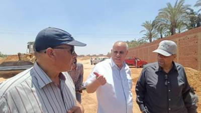 مساعد نائب رئيس هيئة المجتمعات العمرانية يتفقد أعمال تنفيذ خط المياه المغذي لمنطقة الرابية بمدينة الشروق