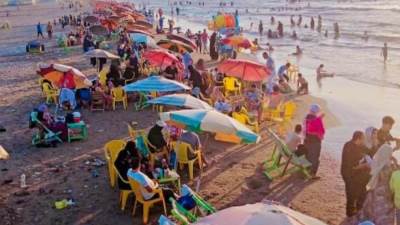 إقبال كبير من الزائرين على شاطئ مدينة دمياط الجديدة