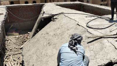 رئيس جهاز الشروق يُزيل دور مخالف بأحد العقارات بالمدينه