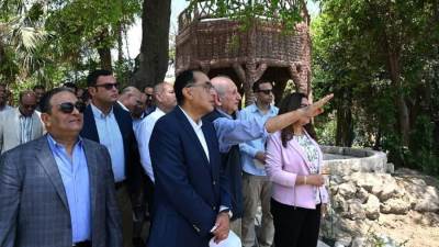 رئيس الوزراء يتفقد مشروع إعادة إحياء حديقة الأزبكية التراثية 