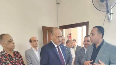 زيارة مفاجأة لوزير العمل .. وقرارات تأديبية لغير المُلتزمين