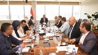 وزير الإسكان يناقش حلول مشاكل ضعف المياه بمدن «زايد وأكتوبر وحدائق أكتوبر»