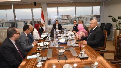 قرارات جديدة لدعم الكوادر البشرية بمكتب وزير الإسكان