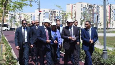 خلال تسليمه لوحدات سكنية بحدائق العاصمة.. مدبولى: لا حل لمشكلة الزيادة السكانية إلا بالخروج للمدن الجديدة