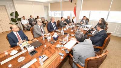 وزير الإسكان يستعرض مقترحات شركات التسويق العقاري للمشروعات السكنية بالمدن الجديدة
