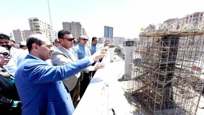 وزير الإسكان يتفقد سير العمل بمحور «عمرو بن العاص» والقطاع الأخير لمحور الفريق كمال عامر