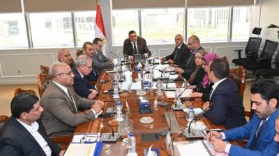 وزير الإسكان يتابع موقف طلبات تقنين الأوضاع وأعمال الطرق والمرافق للأراضي المضافة لمدينتى الشروق والعبور الجديدة