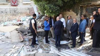 وزيرة التنمية المحلية ومحافظ القاهرة يتفقدان أعمال إزالة حريق عقاري الموسكي