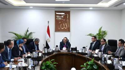 رئيس الوزراء يستعرض فرص الاستثمار المتاحة لبناء 250 ألف غرفة فندقية