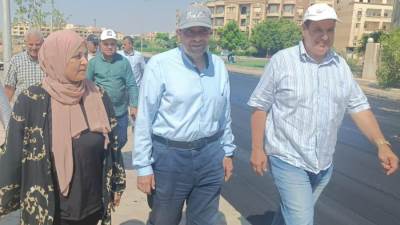 رئيس جهاز الشروق يُتابع رصف الطرق الجارى بمركز خدمات المدينه ومناطق العمارات