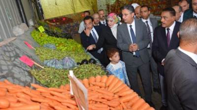 وزير التموين يوجه بتخصيص أماكن لطرح الخضراوات والفاكهة بأسعار مخفضة