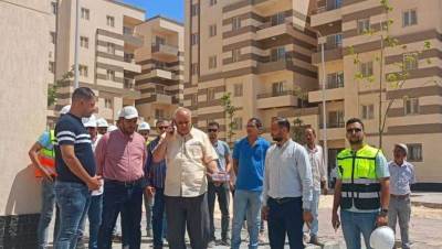 كمال بهجات يتفقد الوحدات السكنية لمتوسطي ومنخفضي الدخل بمدينة 15 مايو 