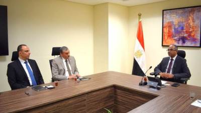 نائب وزير الإسكان يبحث مع شركات عالمية فرص التعاون في استخدام الأنظمة  الذكية بالمدن الجديدة