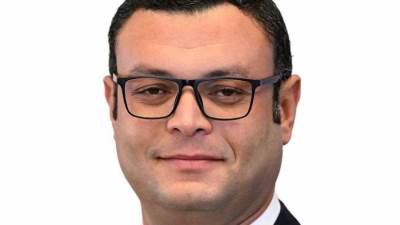 «الشربينى» يصدر قرار بإزالة مخالفات بناء بالساحل الشمالي