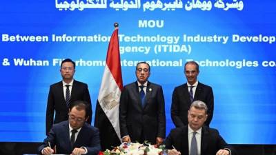 توقيع مذكرات تفاهم بين مصر والصين لإنشاء 3 مصانع لكابلات الألياف الضوئية